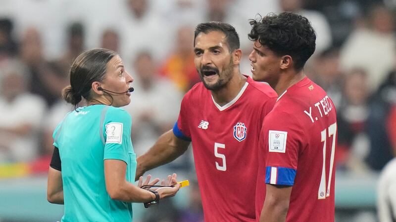 Los jugadores costarricenses Yeltsin Tejeda, derecha, y Celso Borges, reclaman una jugada a la...