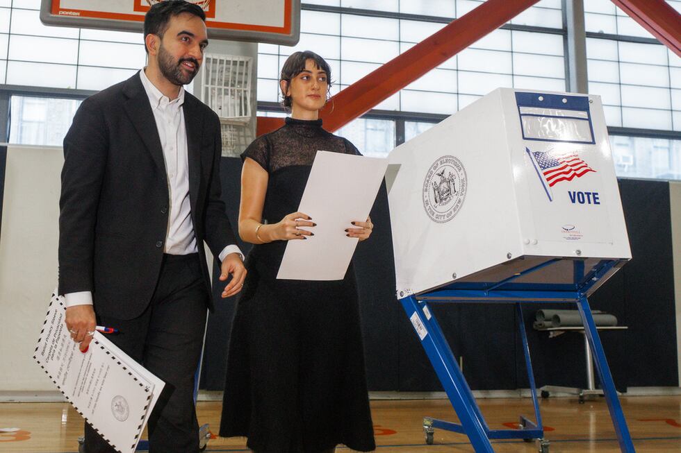 El candidato a la alcaldía de Nueva York, Zohran Mamdani, y su esposa, Rama Sawaf Duwaji,...