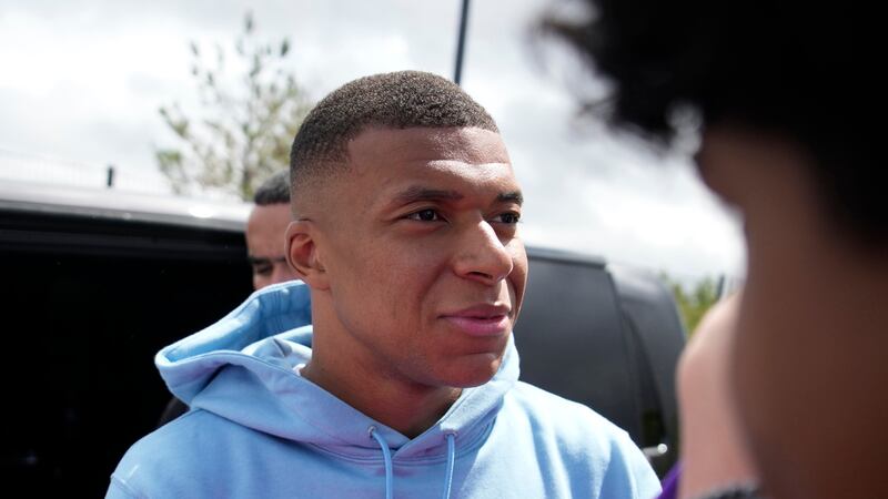 Kylian Mbappé del Paris Saint-Germain saluda a hinchas a la salida de la ciudad deportiva del...