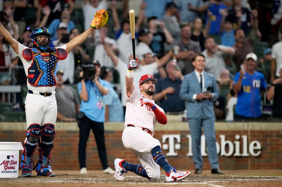 Kyle Schwarber de los Filis de Filadelfia celebra después de ganar el desempate en el Juego de...