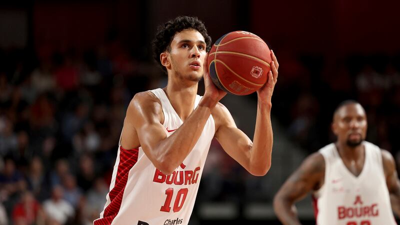 Zaccharie Risacher, de Bourg-en-Bresse, lanza un tiro libre durante un partido contra Limoges,...