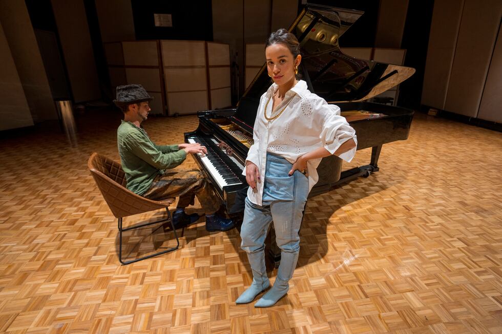Catalina García y Santiago Prieto de la banda Monsieur Periné posan en un estudio a las...