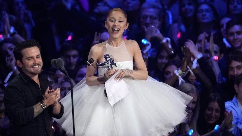 Christian Breslauer, a la izquierda, y Ariana Grande reciben el premio al video del año por...