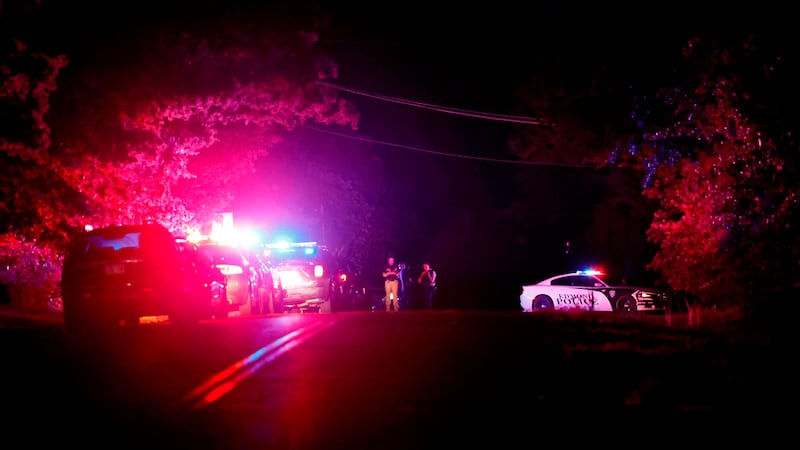 Policías cortan una zona cerca del S. Air Depot boulevard en Edmond, Oklahoma, tras un tiroteo...