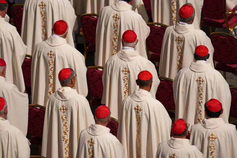 ARCHIVO - Un grupo de cardenales participa en una misa presidida por el cardenal Pietro...