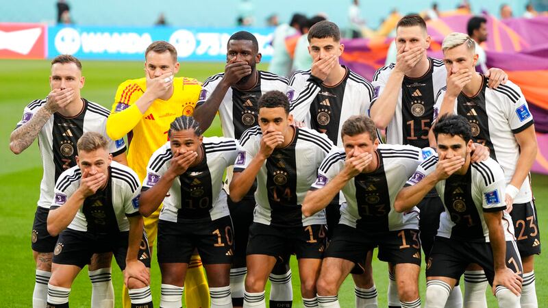 Los jugadores de Alemania se tapan la boca previo al partido contra Japón por el Grupo E del...