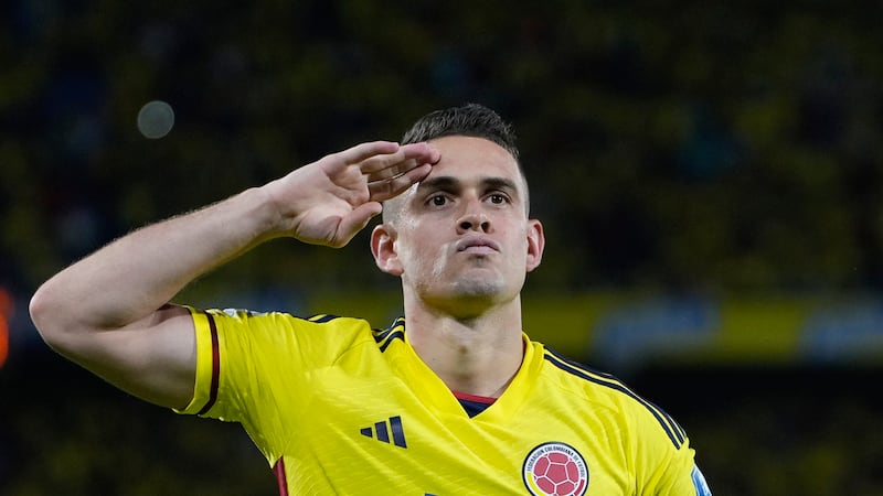 Rafael Santos Borré, de Colombia, festeja tras anotar el primer tanto de su equipo ante...