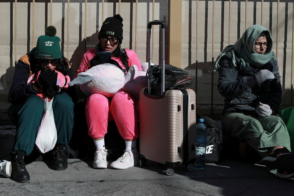 Trump suspende sistema de asilo, lo que deja a inmigrantes frente a futuro incierto