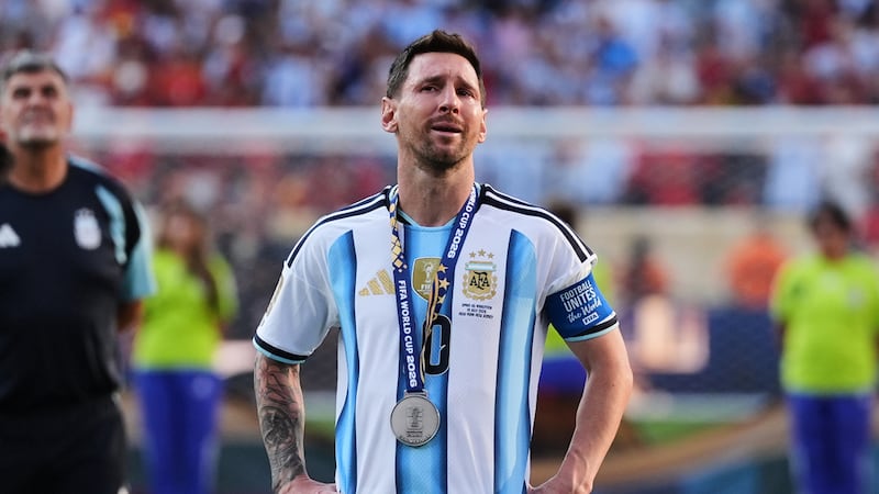 El capitán de Argentina, Lionel Messi, llora tras la derrota ante España en la final del...