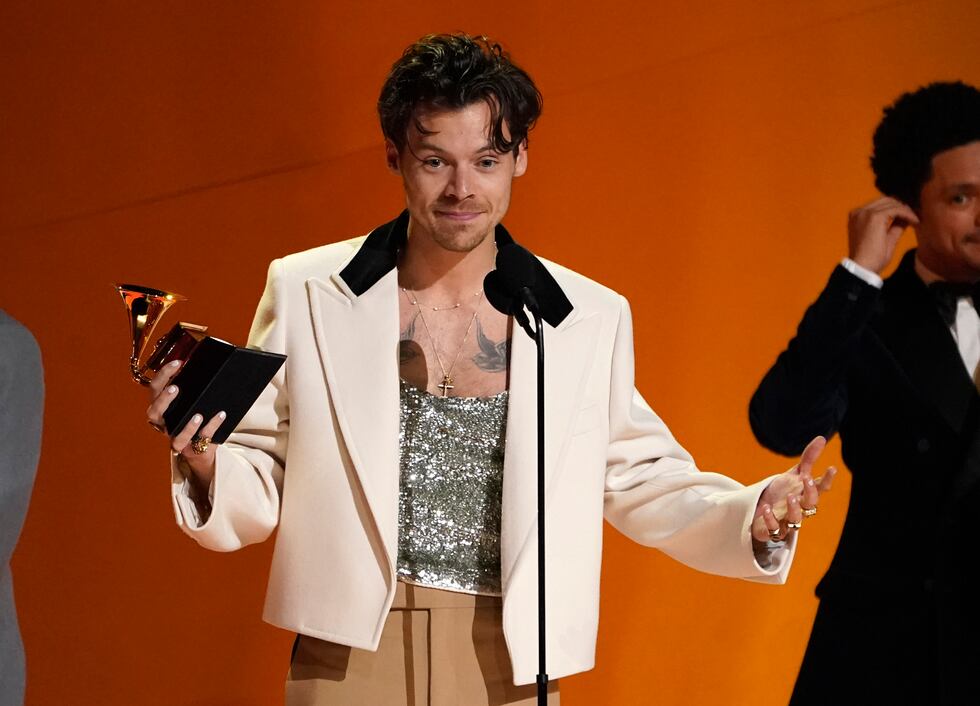 Harry Styles recibe el premio al álbum del año por "Harry's House" en la 65a entrega anual del...