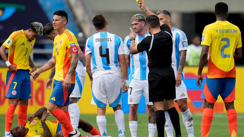 Gonzalo Montiel, de la selección de Argentina, recibe una tarjeta amarilla del árbitro Piero...