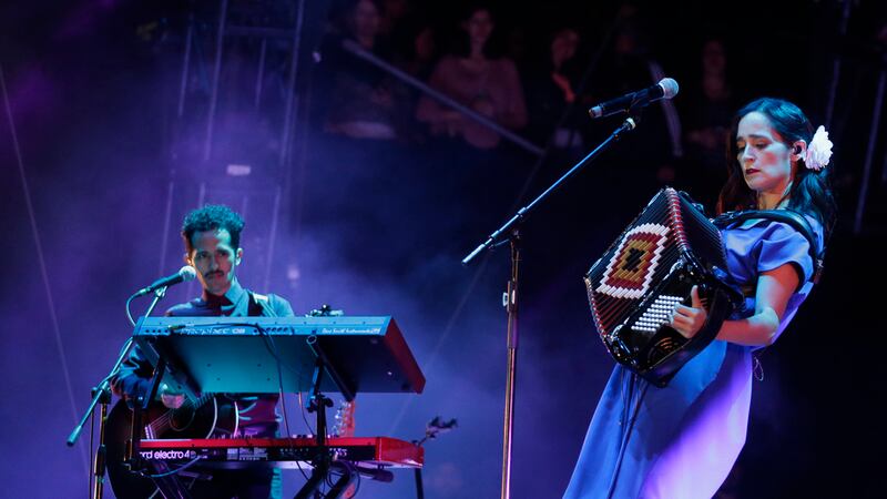 ARCHIVO – La cantautora mexico-estadounidense Julieta Venegas toca su acordeón en el Festival...