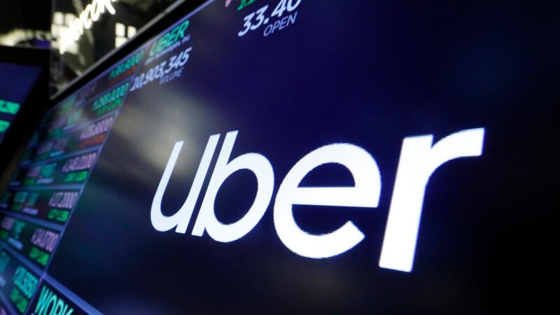 ARCHIVO - El logo de Uber aparece en el recinto de la Bolsa de Nueva York, 16 de agosto de...
