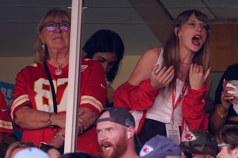 Taylor Swift (derecha) observa desde una suite junto a la madre de Travis Kelce, Donna Kelce,...