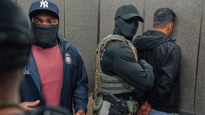 ARCHIVO - Agentes del Servicio de Control de Inmigración y Aduanas de Estados Unidos escoltan...