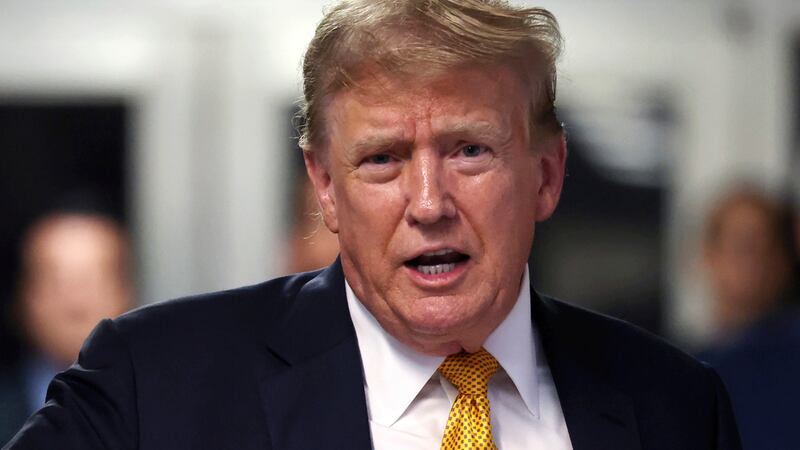 El expresidente Donald Trump habla después del procedimiento en su juicio, el martes 21 de...