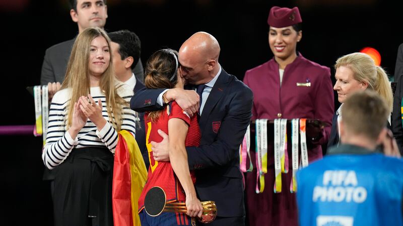 El presidente de la federación española de fútbol, Luis Rubiales (derecha) abraza a la volante...