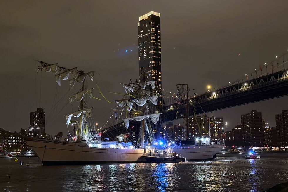 Los mástiles de la embarcación Cuauhtémoc chocaron contra el Brooklyn Bridge (AP Photo/Kyle...