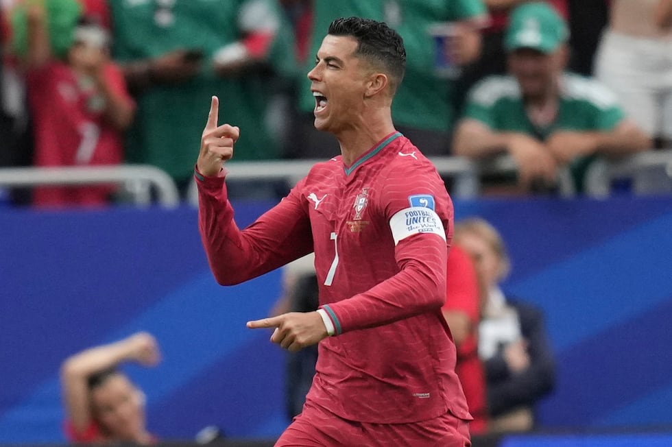 Cristiano Ronaldo celebra tras anotar el primer gol de Portugal en la victoria 5-0 ante...