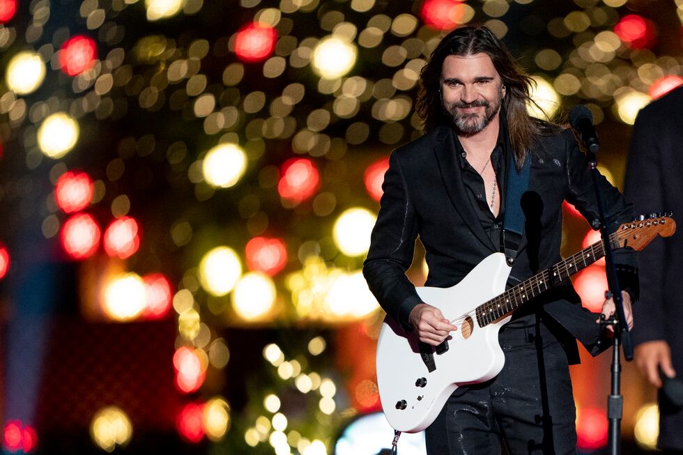ARCHIVO - Juanes se presenta mientras el presidente Joe Biden y la primera dama Jill Biden...