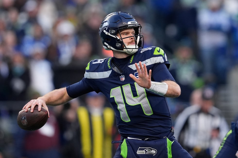 Sam Darnold, quarterback de los Seahawks de Seattle, lanza un pase durante la primera mitad...