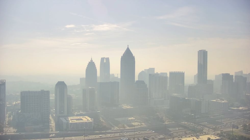 Humo y bruma sobre el horizonte de Atlanta este miércoles, provenientes de incendios...