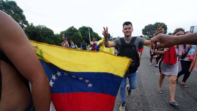 El objetivo de esta nueva medida es alentar a los migrantes venezolanos a ingresar por los...