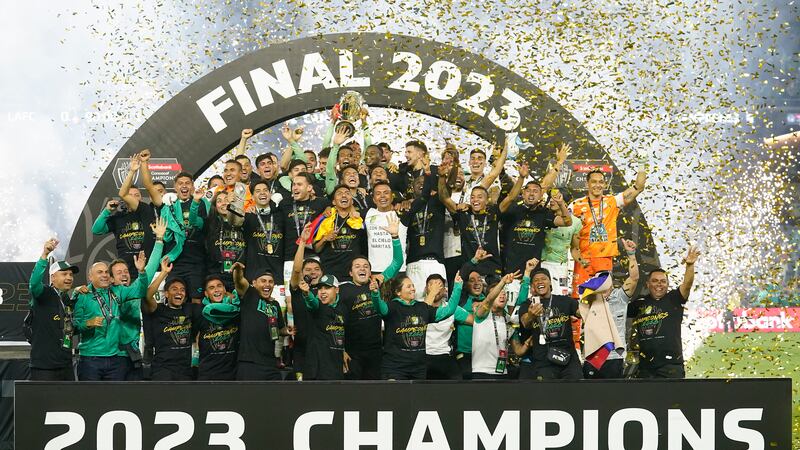 León celebra tras conseguir el título de la Liga de Campeones de la CONCACAF al vencer en el...