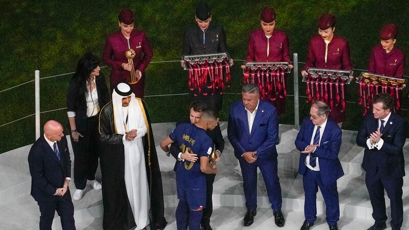 ARCHIVO - Empleados de Qatar Airways asisten durante la ceremonia de premiación tras la final...