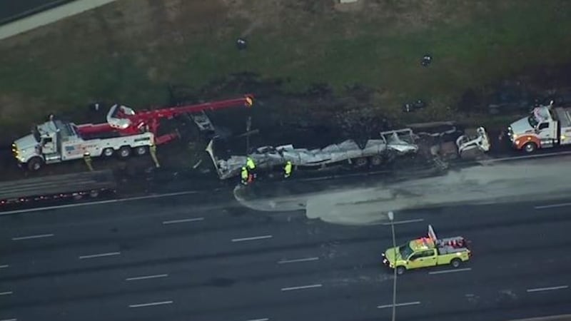 Todos los carriles de la I-75 sur permanecieron cerrados durante varias horas hasta que las...