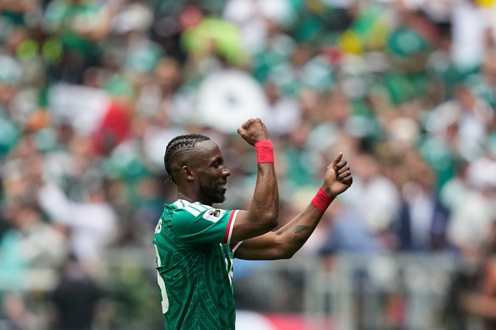 Julián Quiñones, de México, celebra tras marcar el primer gol durante el partido de fútbol del...