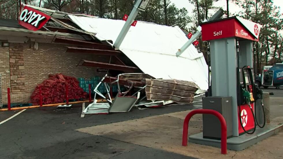 El techo de una gasolinera fue destruido durante las tormentas nocturnas en el condado de...