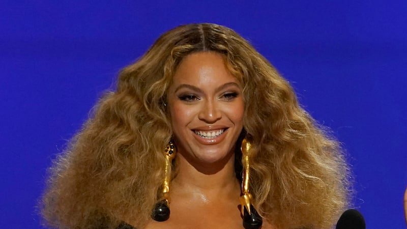 ARCHIVO - Beyoncé aparece en la 63a entrega anual de los Grammy en Los Ángeles el 14 de marzo...
