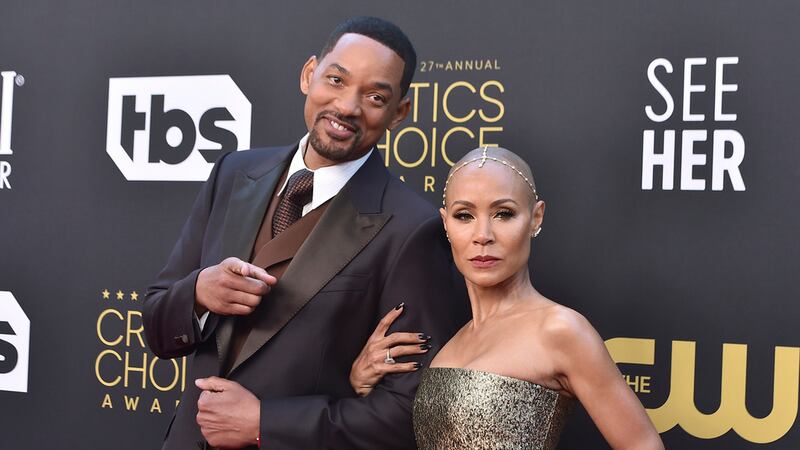 ARCHIVO - Will Smith, izquierda, y Jada Pinkett Smith llegan a la 27a entrega anual de los...