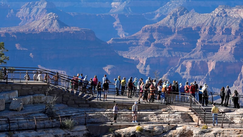 Turistas caminan por Mather Point, el 1 de octubre de 2025, en el Parque Nacional del Gran...