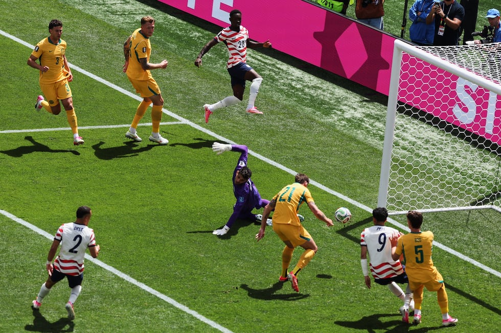 El australiano Cameron Burgess (21) anota un autogol en el partido contra Estados Unidos en el...