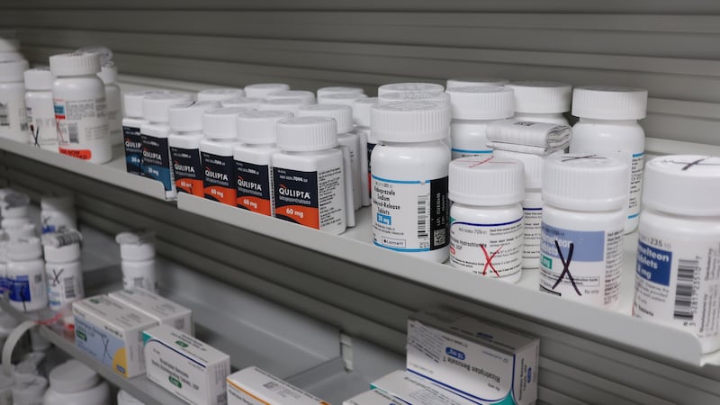 Frascos de medicamentos en estantes de la farmacia minorista Stormont Vail, en Topeka, Kansas,...