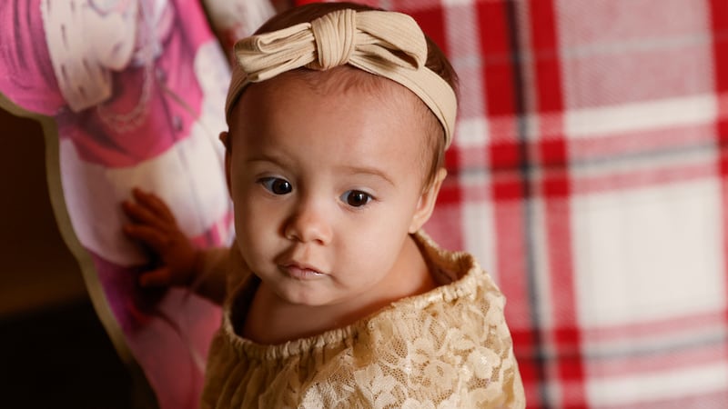 Cora Dibert, de 1 año de edad, en una iglesia de Mustang, Oklahoma, el sábado 2 de diciembre...