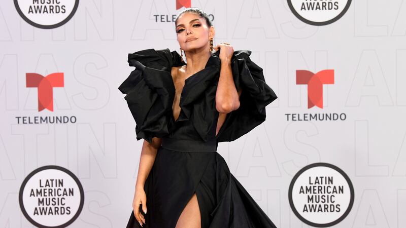 Ana Bárbara llega a los Latin American Music Awards en el BB&T Center el jueves 15 de abril de...