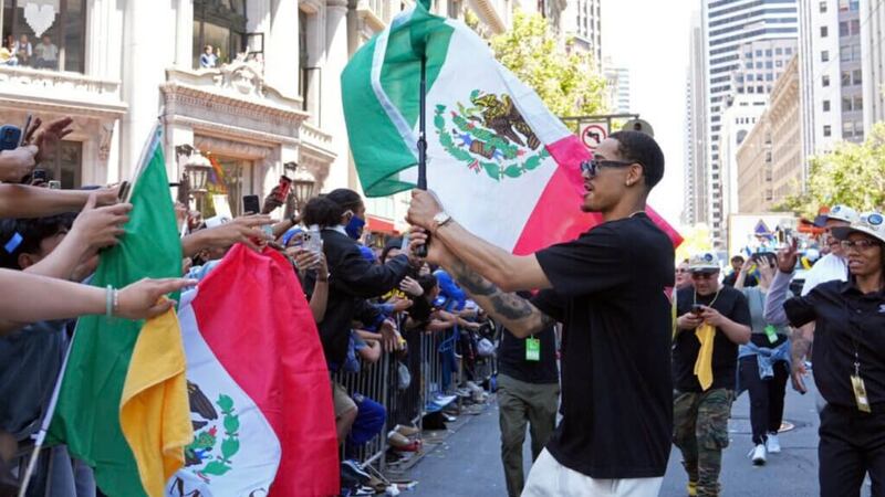 Juan Toscano celebrando el título de la NBA