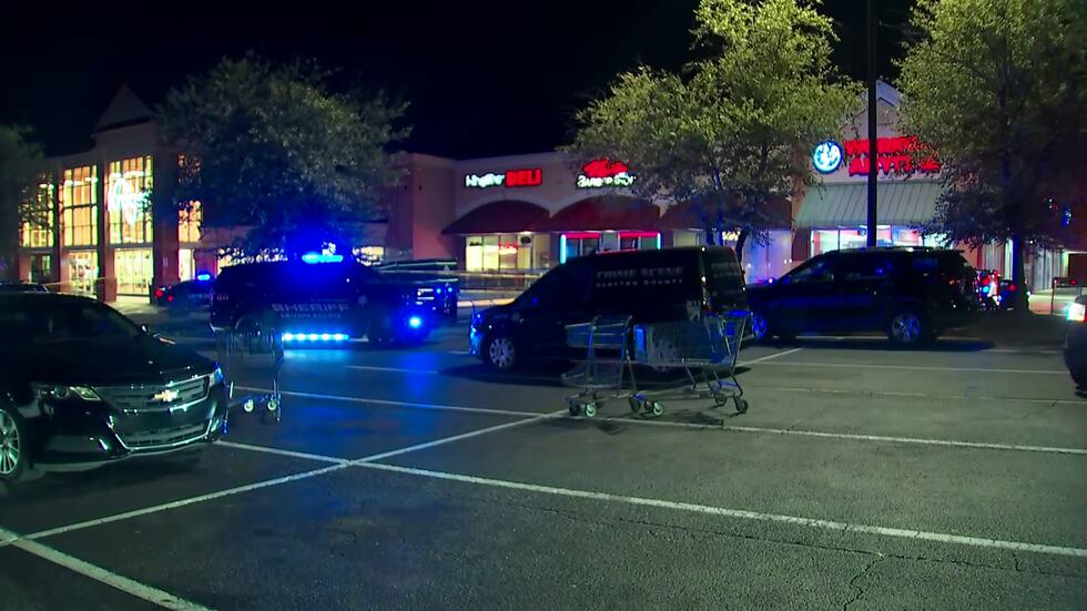 La víctima fue encontrada afuera de un supermercado.