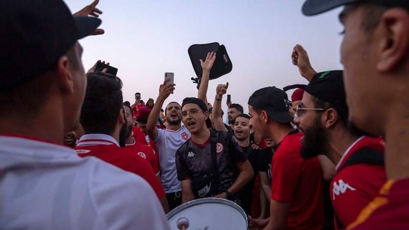 Tunecinos se reúnen para celebrar y representar a su comunidad frente al reloj oficial de la...
