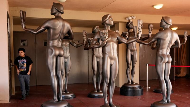 Estatuillas de actor en una entrada al Shrine Auditorium, donde se celebrará el sábado 24 de...