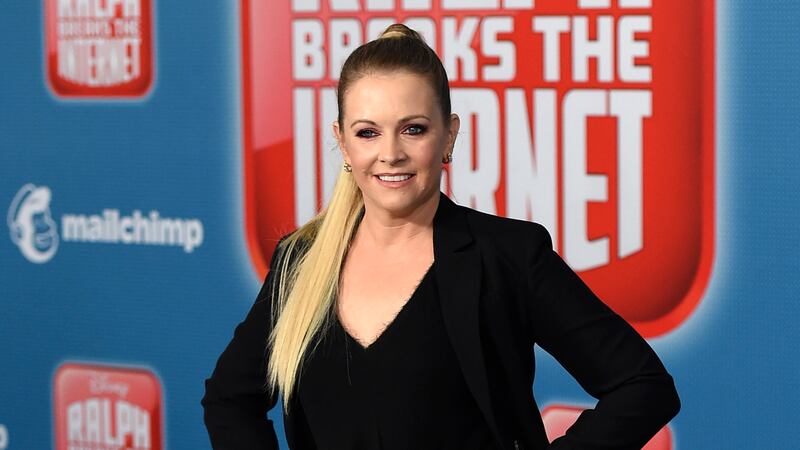 ARCHIVO - En esta fotografía de archivo del 5 de noviembre de 2018, Melissa Joan Hart llega al...