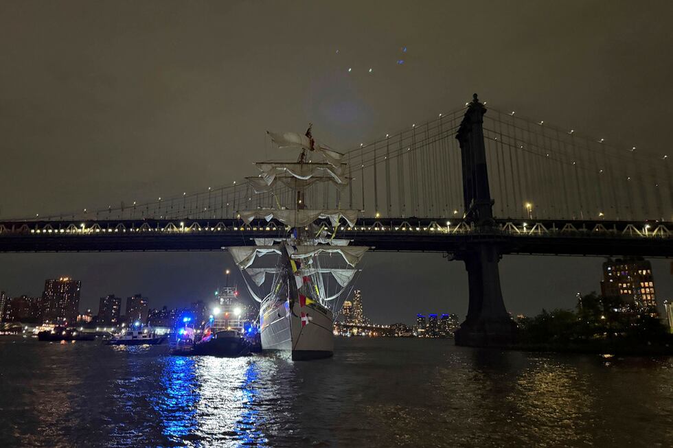 Un buque de la Armada mexicana permanece detenido luego de chocar contra el Puente Brooklyn,...