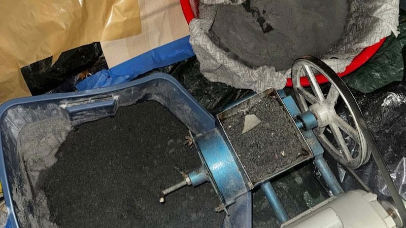 Tres hispanos operaban laboratorio de metanfetamina en el patio trasero de una vivienda de...