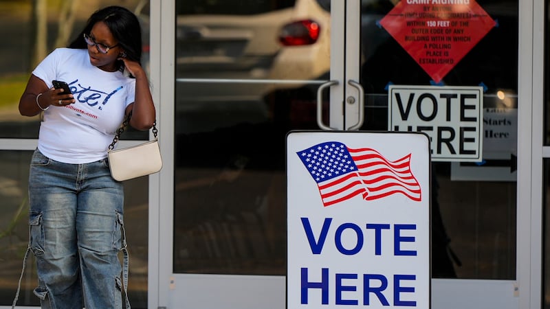 ARCHIVO | A woman leaves a voting center after voting, Tuesday, May 19, 2026, in Marietta, Ga....