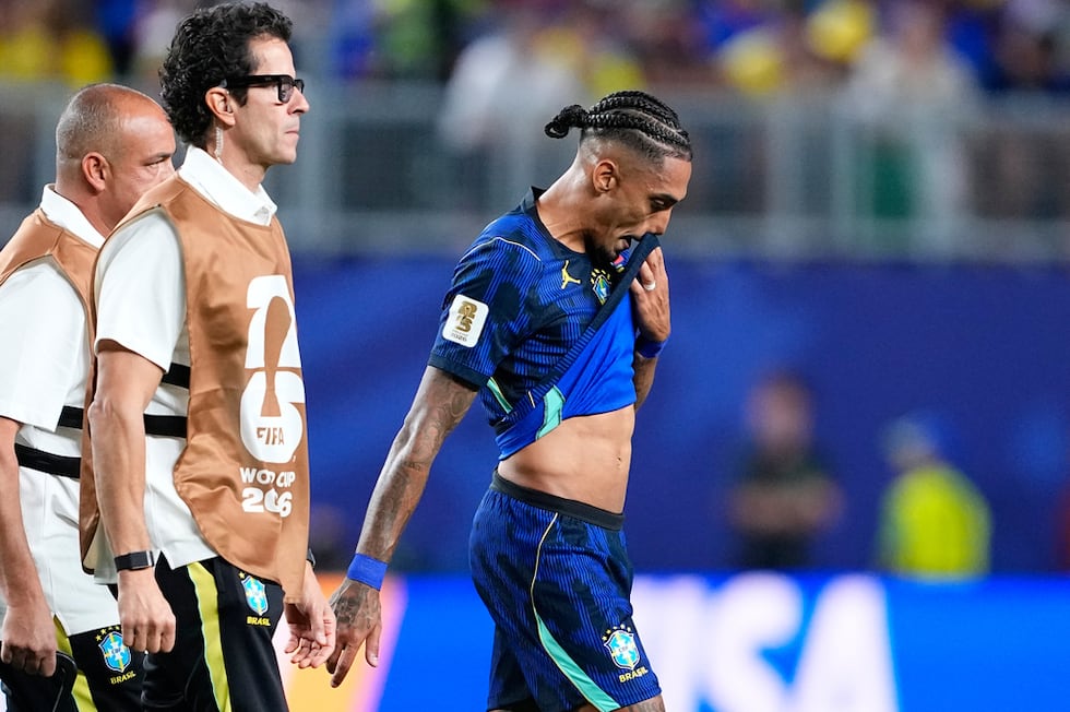El brasileño Raphinha (11) sale lesionado del campo durante el partido ante Haití por el Grupo...