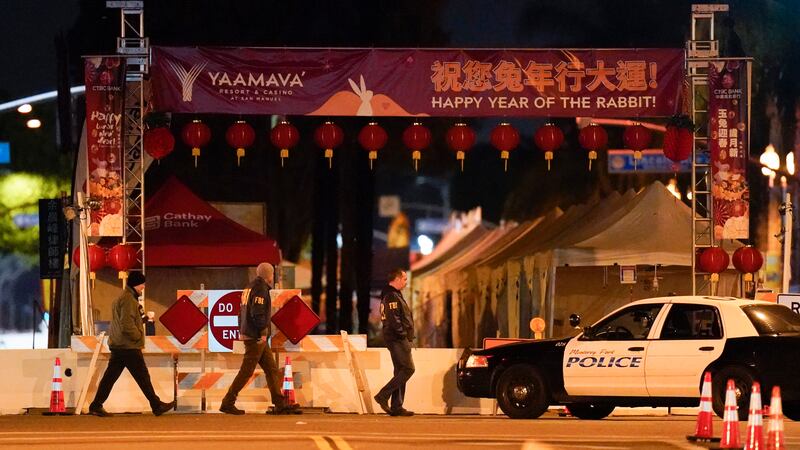 Agentes del FBI en el lugar donde ocurrió el tiroteo en Monterey Park, California, el 22 de...