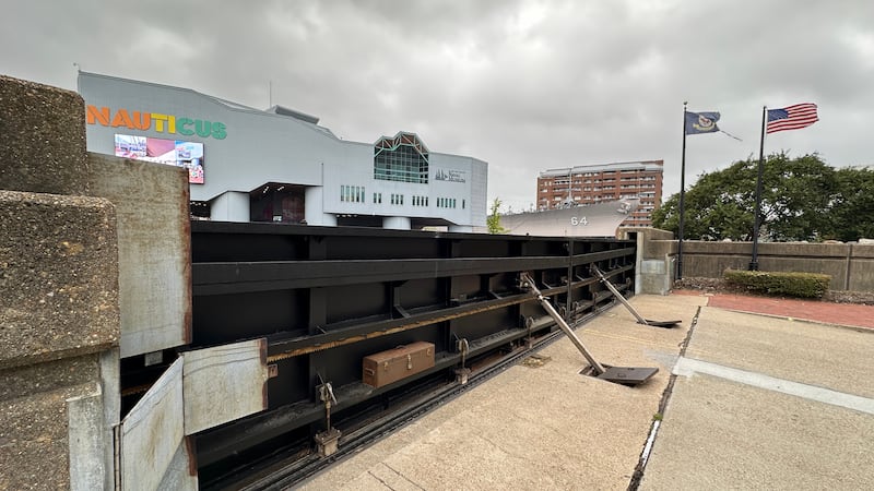 Una compuerta contra inundaciones bloquea el acceso desde la zona costera a Main Street en...